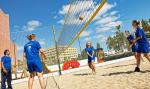 Gruppe die Beachvolleyball spielt