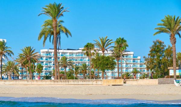 Blick vom Meer auf den Strand und das Hotel