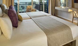 Cyprus Double Room Superior Sea View Schlafzimmer