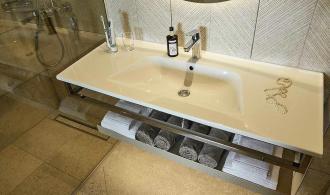 Cyprus Double Room Roomhopper Badezimmer