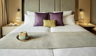Cyprus Double Room Roomhopper Schlafzimmer