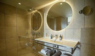 Cyprus Family Room Classic Badezimmer