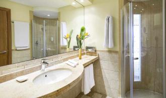 Cala Serena Family Double Room Classic Connecting Corridor Bad