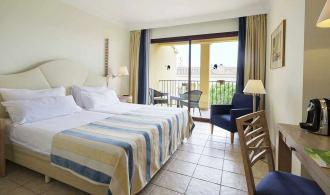 Cala Serena Family Double Room Classic Connecting Corridor Schlafen
